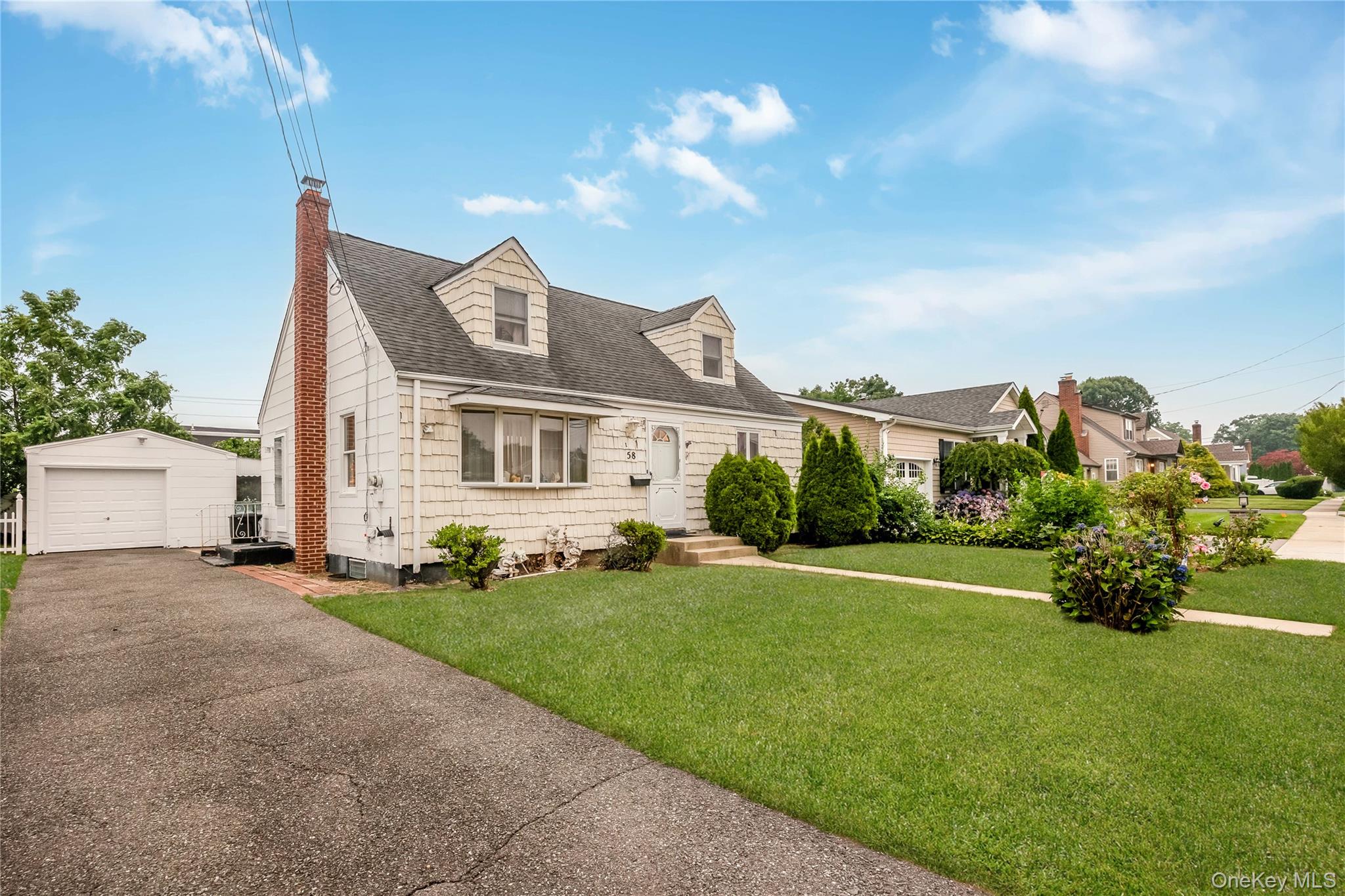 58 S Crescent Dr, Farmingdale, NY 11735 photo