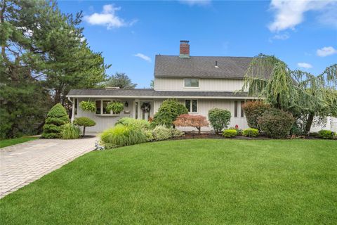 Single Family Residence in Wantagh NY 55 Duckpond Drive.jpg