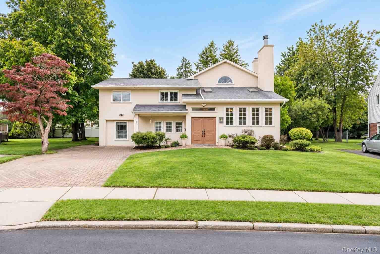 5 Phipps Ln, Plainview, NY 11803