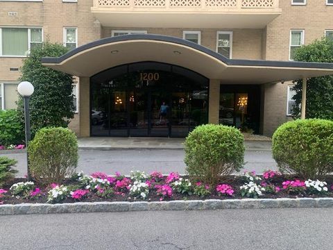 Stock Cooperative in Bronxville NY 1200 Midland Ave #8f.jpg