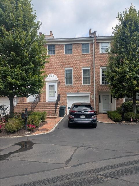 Condominium in Manhasset NY 85 Marjorie Court #85.jpg