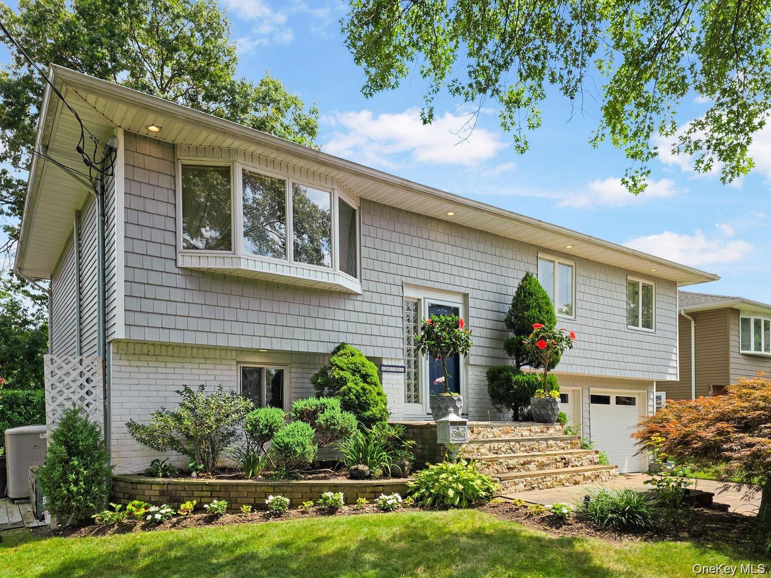 1727 Roberta Ln, Merrick, NY 11566