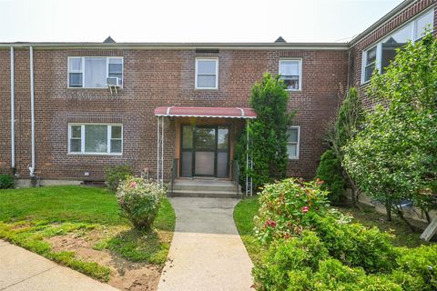 Quadruplex in Whitestone NY 20-21 Parsons Boulevard.jpg