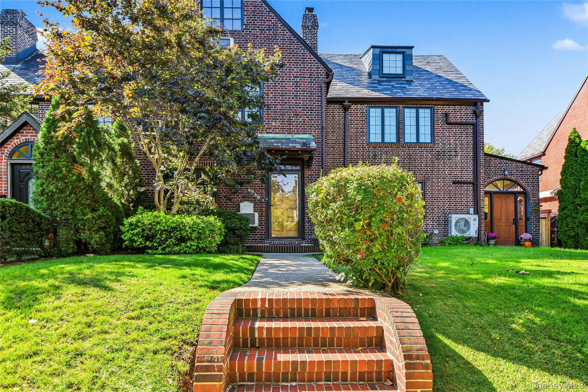 69 38 Fleet St, Forest Hills, NY 11375