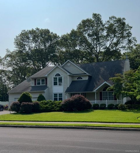 Single Family Residence in Holbrook NY 59 Buckingham Drive.jpg