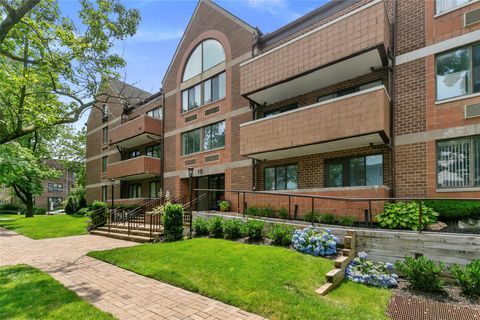 Condominium in Great Neck NY 10 canterbury Road #apt 2g.jpg