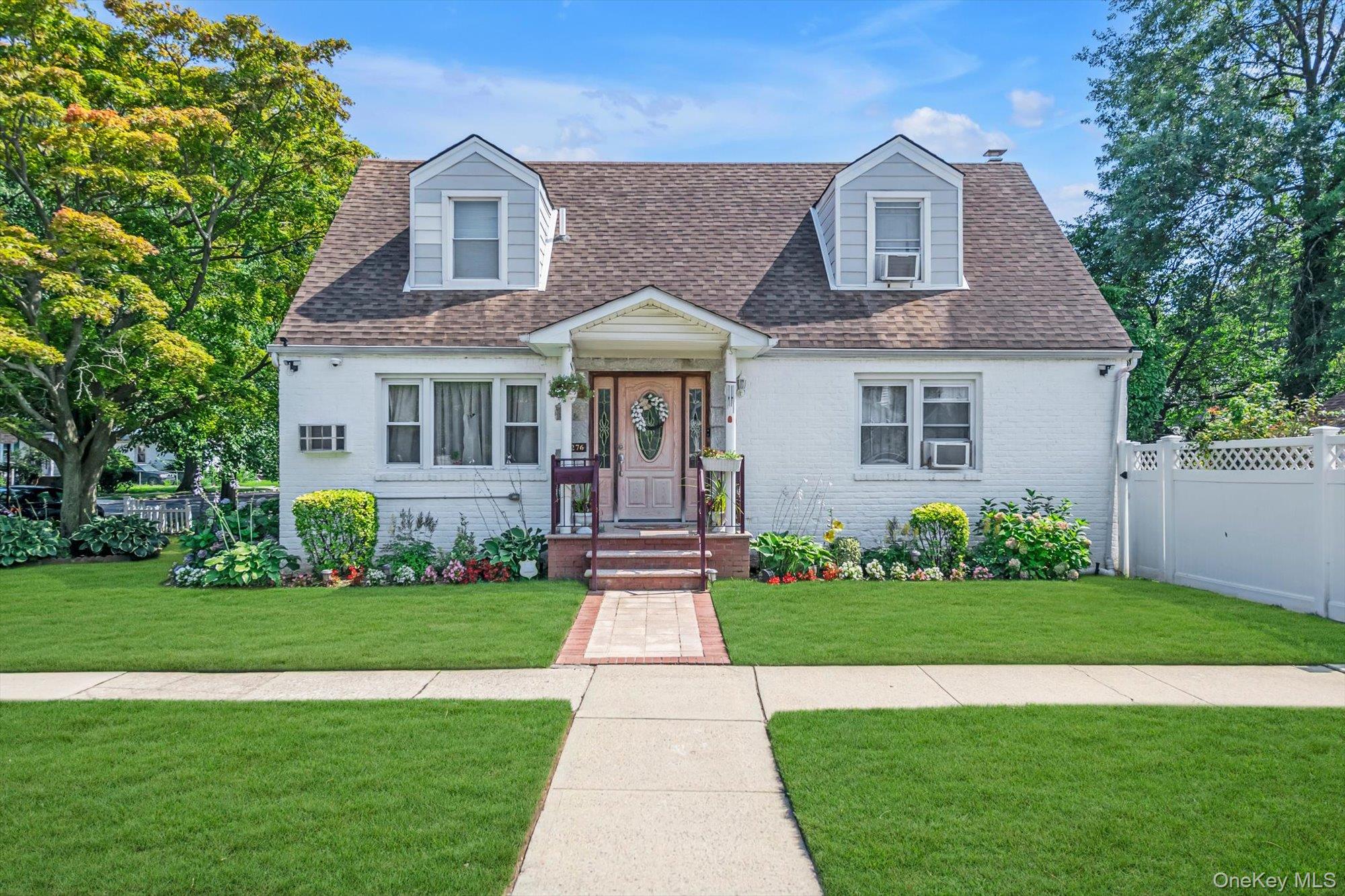 276 85th Ave, Floral Park, NY 11001