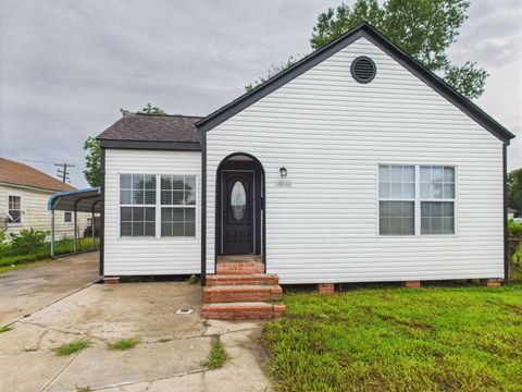 Single Family Residence in Port Arthur TX 1832 19th St.jpg