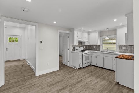 Single Family Residence in Salem NH 5 London Rd 11.jpg