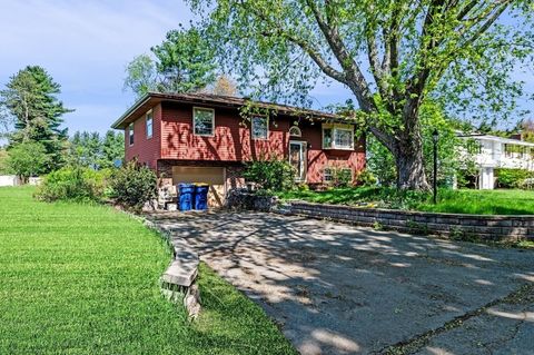 Single Family Residence in Plaistow NH 3 Rolling Hill Ave.jpg