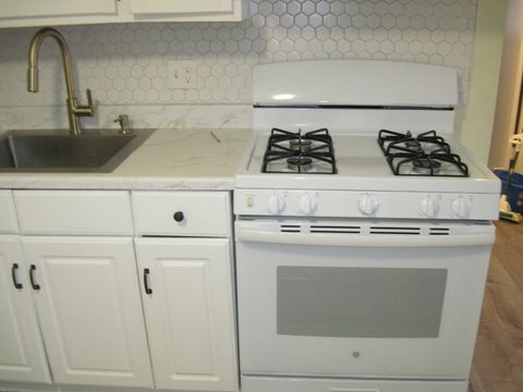 Condominium in Salem NH 5 Lancelot Ct #2 3.jpg