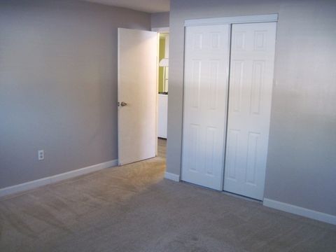 Condominium in Salem NH 5 Lancelot Ct #2 10.jpg