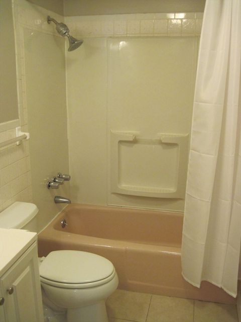 Condominium in Salem NH 5 Lancelot Ct #2 6.jpg