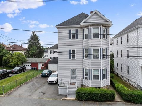 Triplex in New Bedford MA 81 Sidney St.jpg
