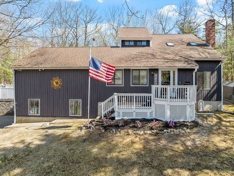 Single Family Residence in Derry NH 40 Gaita Dr.jpg
