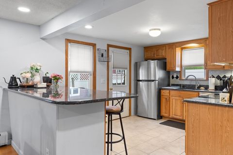 Single Family Residence in Salem NH 5 Field Avenue 11.jpg