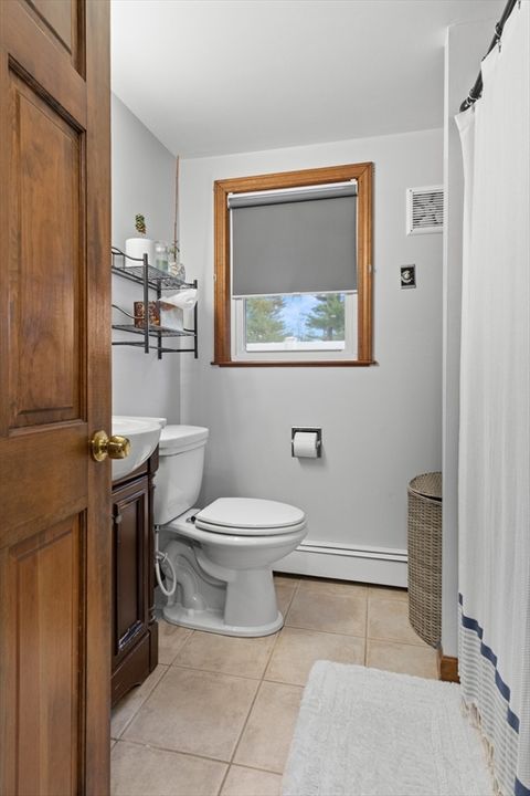 Single Family Residence in Salem NH 5 Field Avenue 15.jpg