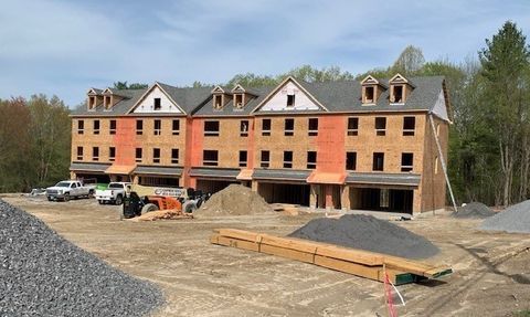 Condominium in Londonderry NH 14 Elise Avenue #7.jpg