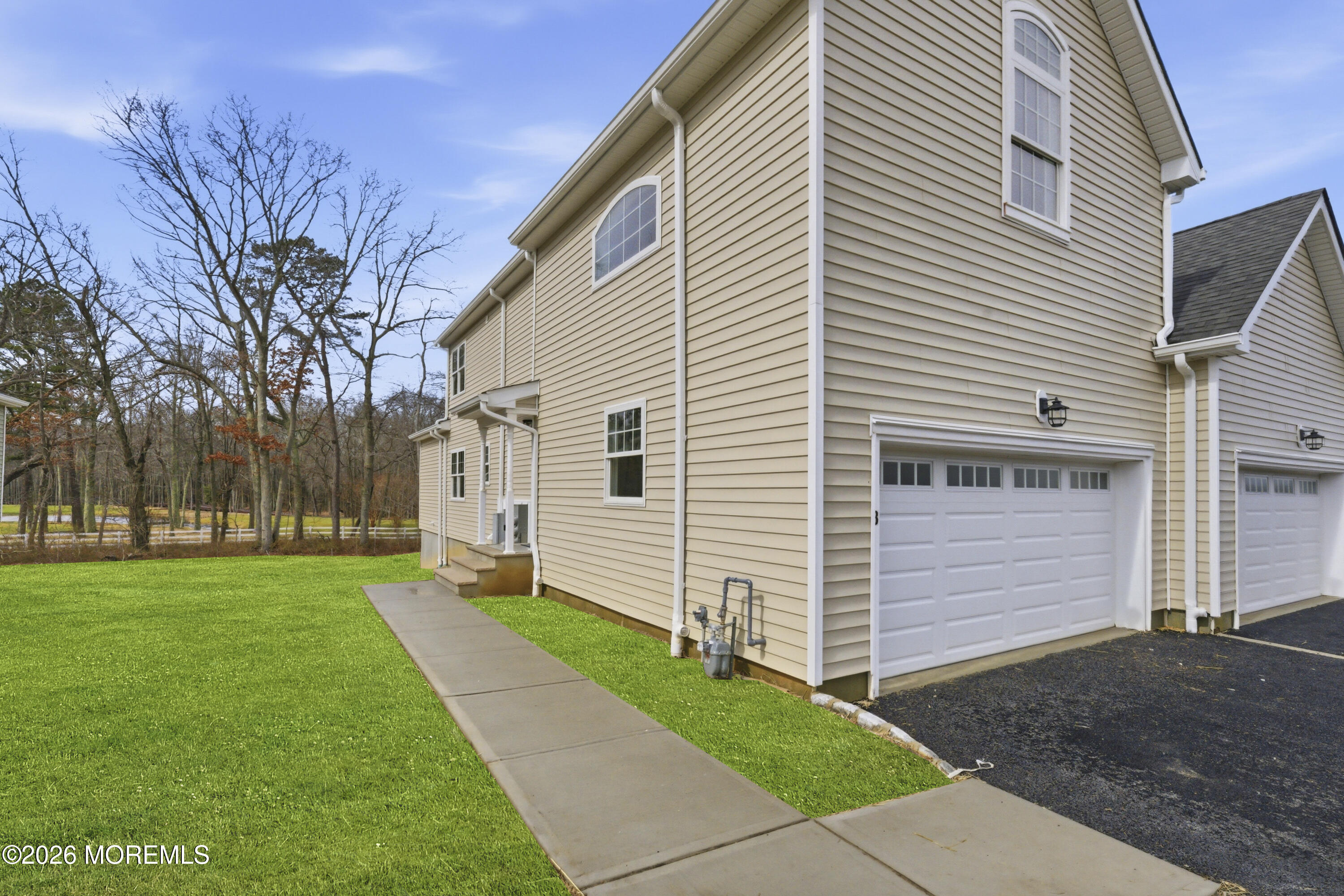 10 Remington Ct, Farmingdale, NJ 07727