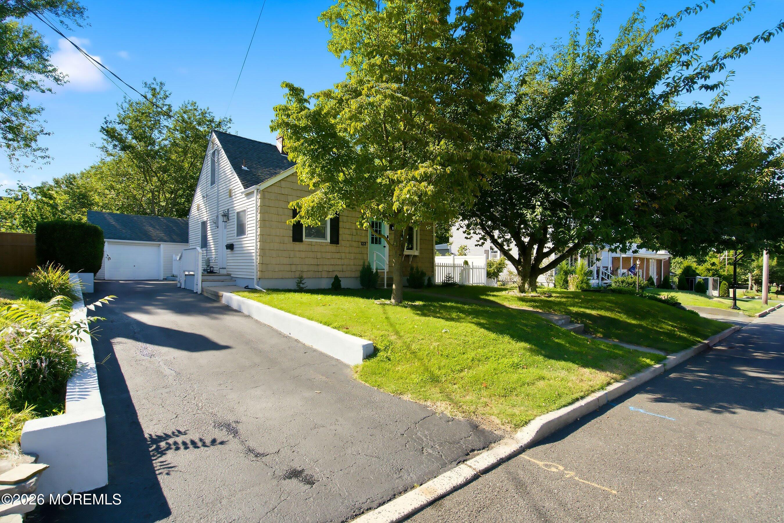 122 9th St, Belford, NJ 07718