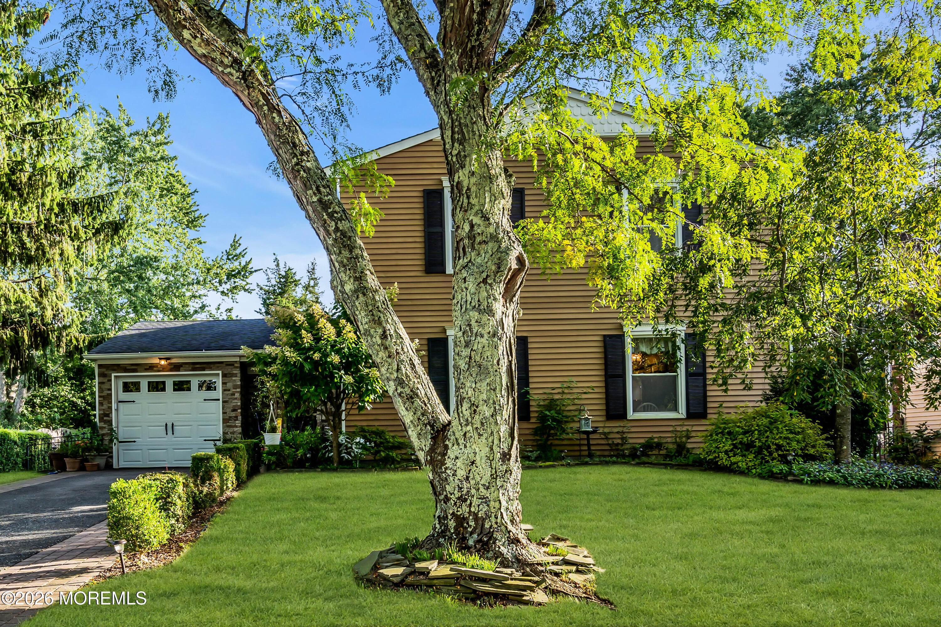 16 Hearth Ct, Howell, NJ 07731