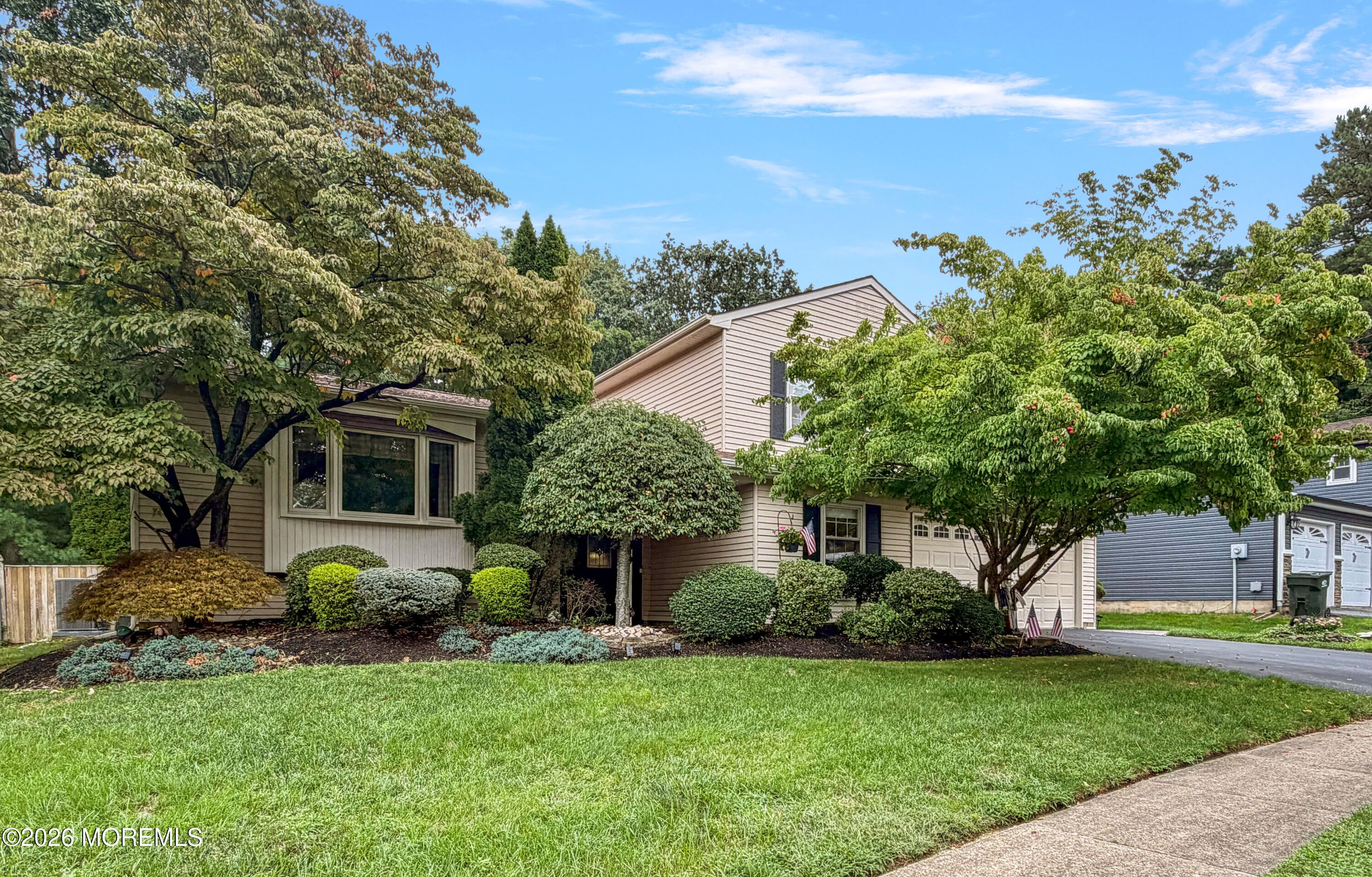 17 Feathertree Ct, Howell, NJ 07731