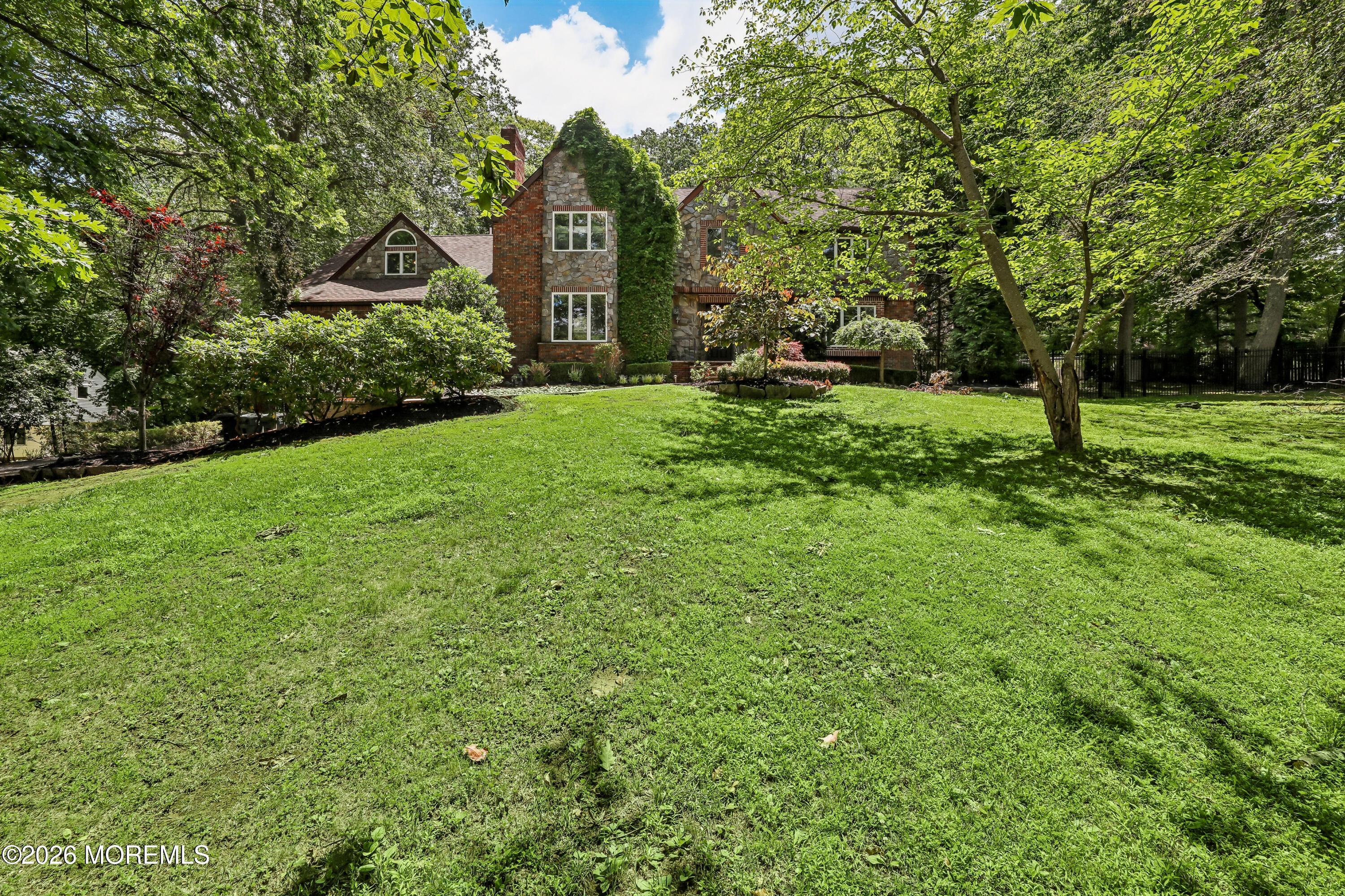 827 Holmdel Rd, Holmdel, NJ 07733
