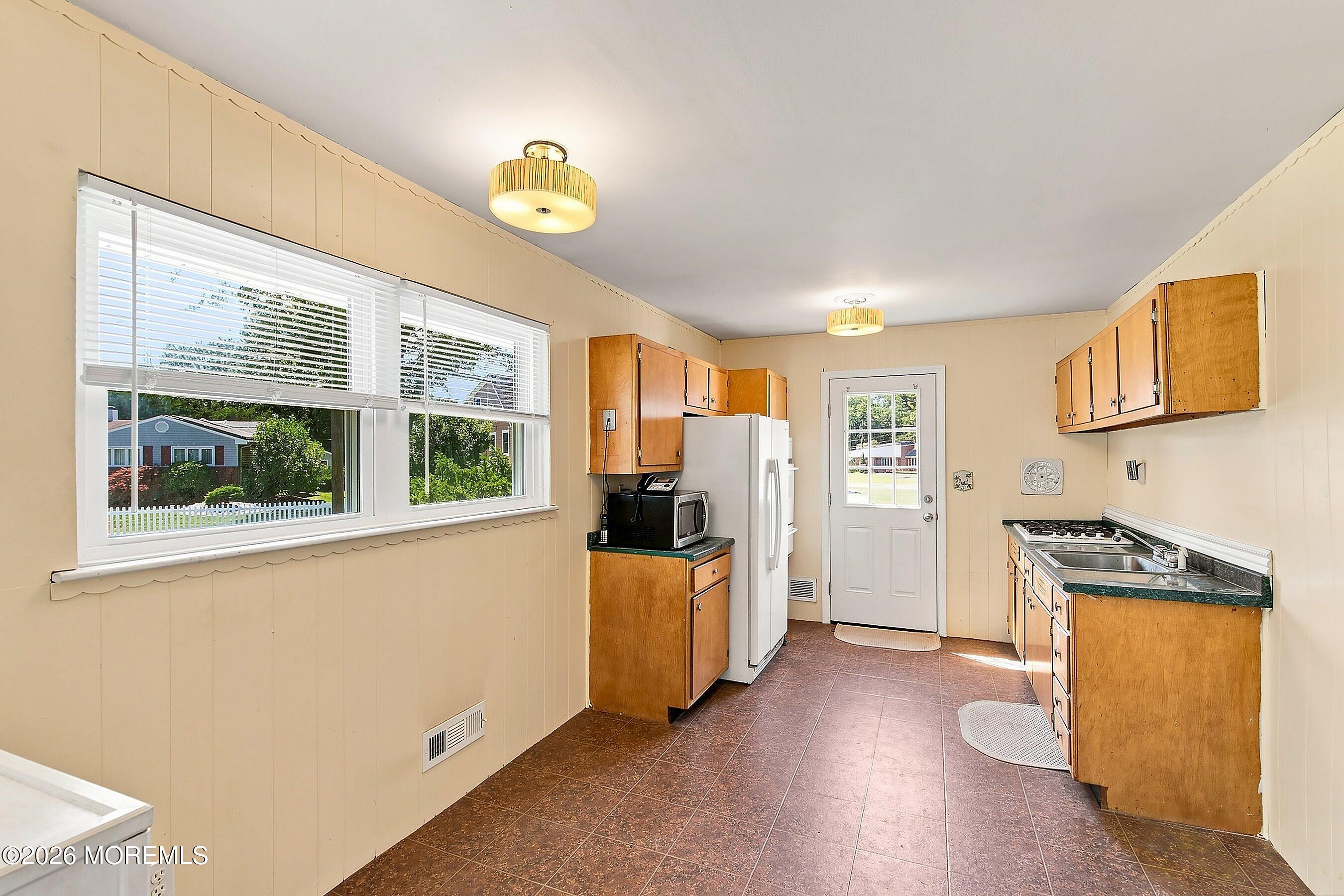 5 Peach Dr, Hazlet, NJ 07730 photo
