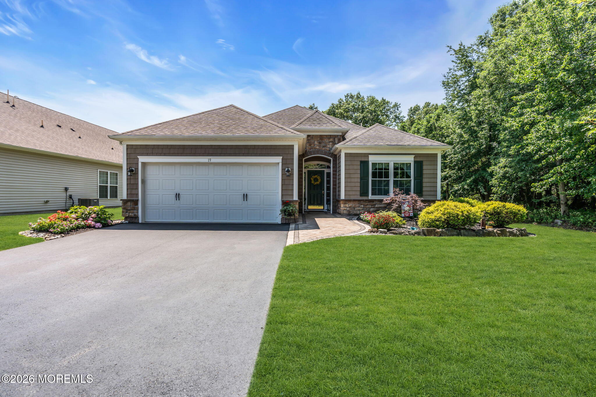 19 Rossini Ct, Farmingdale, NJ 07727