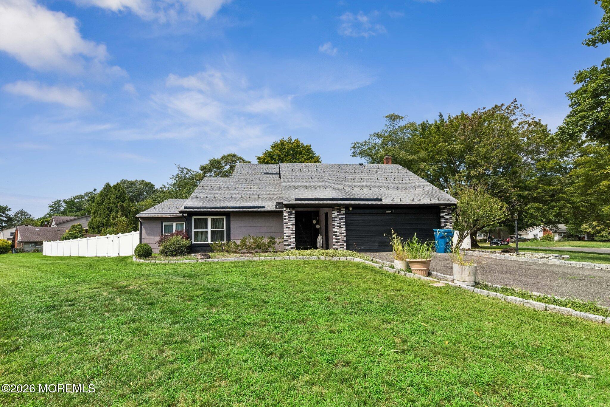 1 Killington Dr, Howell, NJ 07731