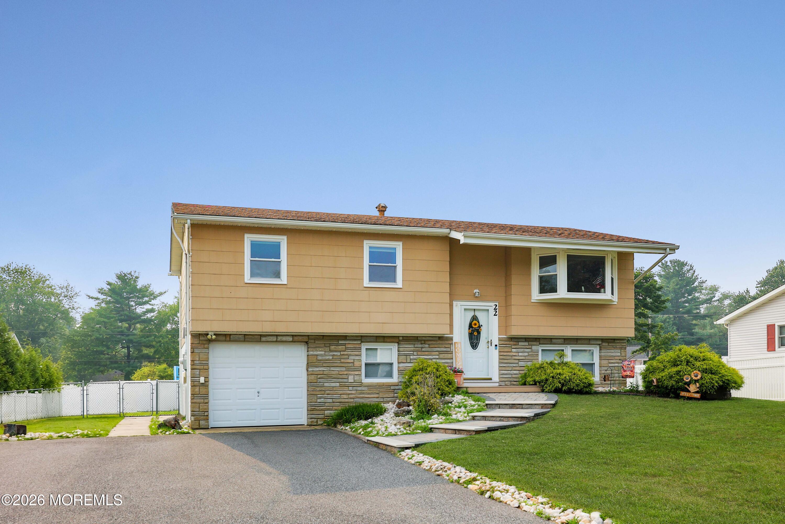 22 Lawrence St, Jackson, NJ 08527