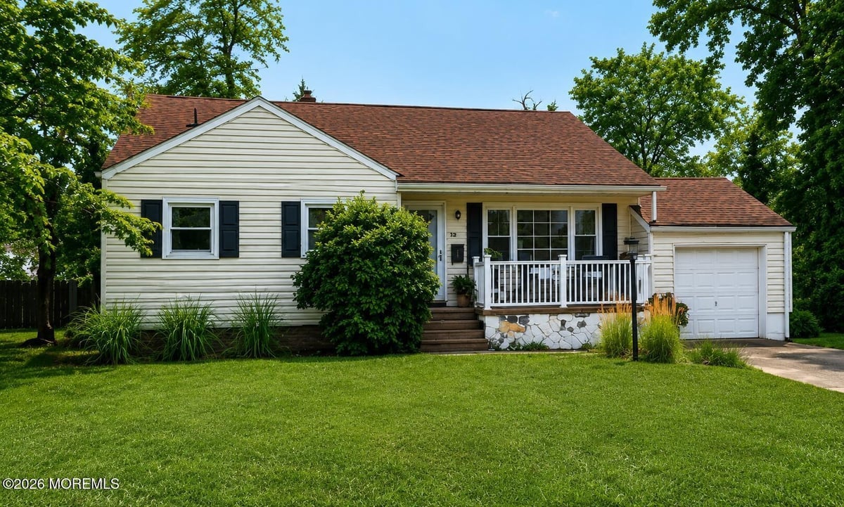 12 Arno St, Oakhurst, NJ 07755