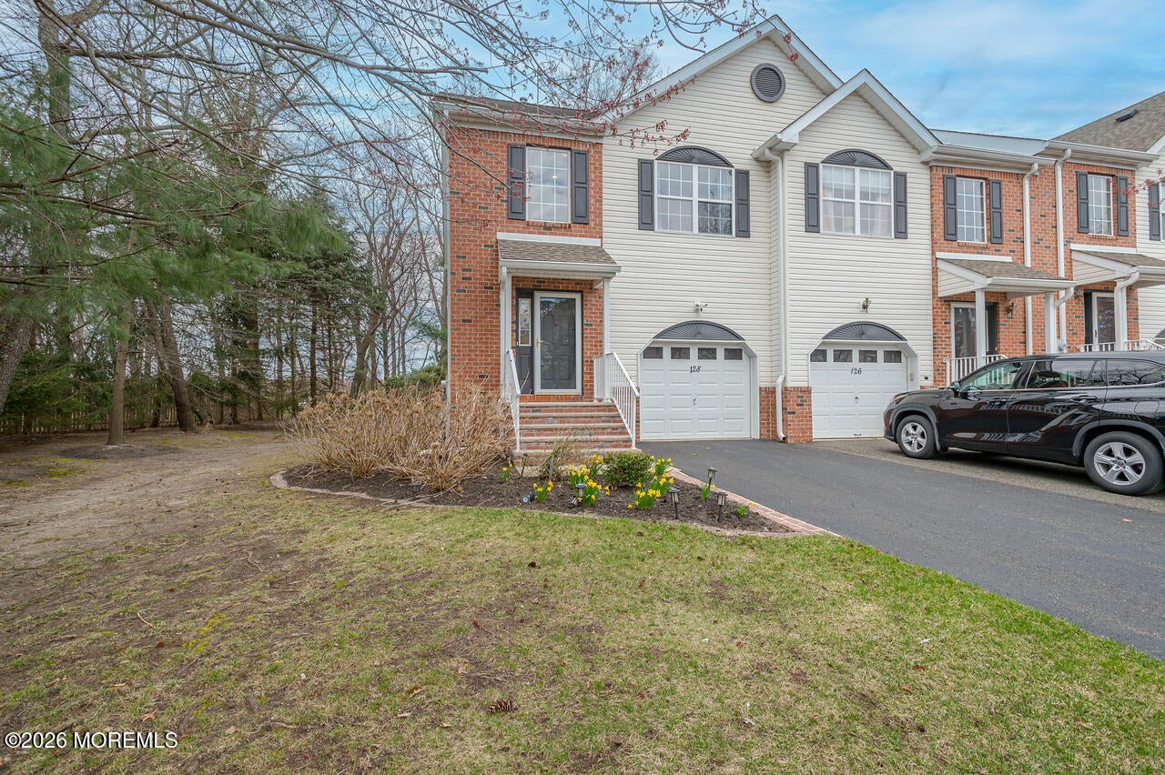 128 Heron Ct, Manalapan, NJ 07726