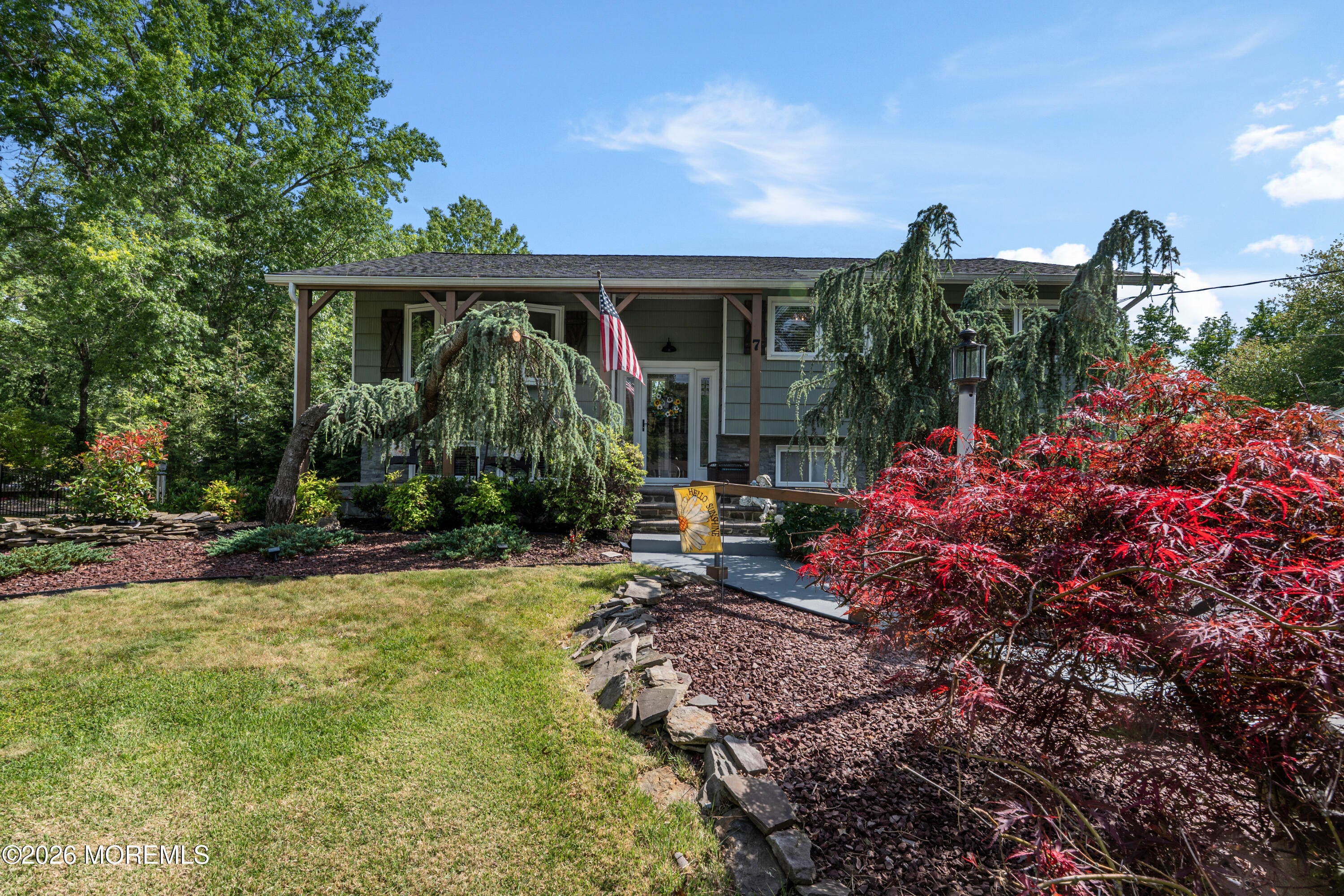 7 Oxford Rd, Manalapan, NJ 07726