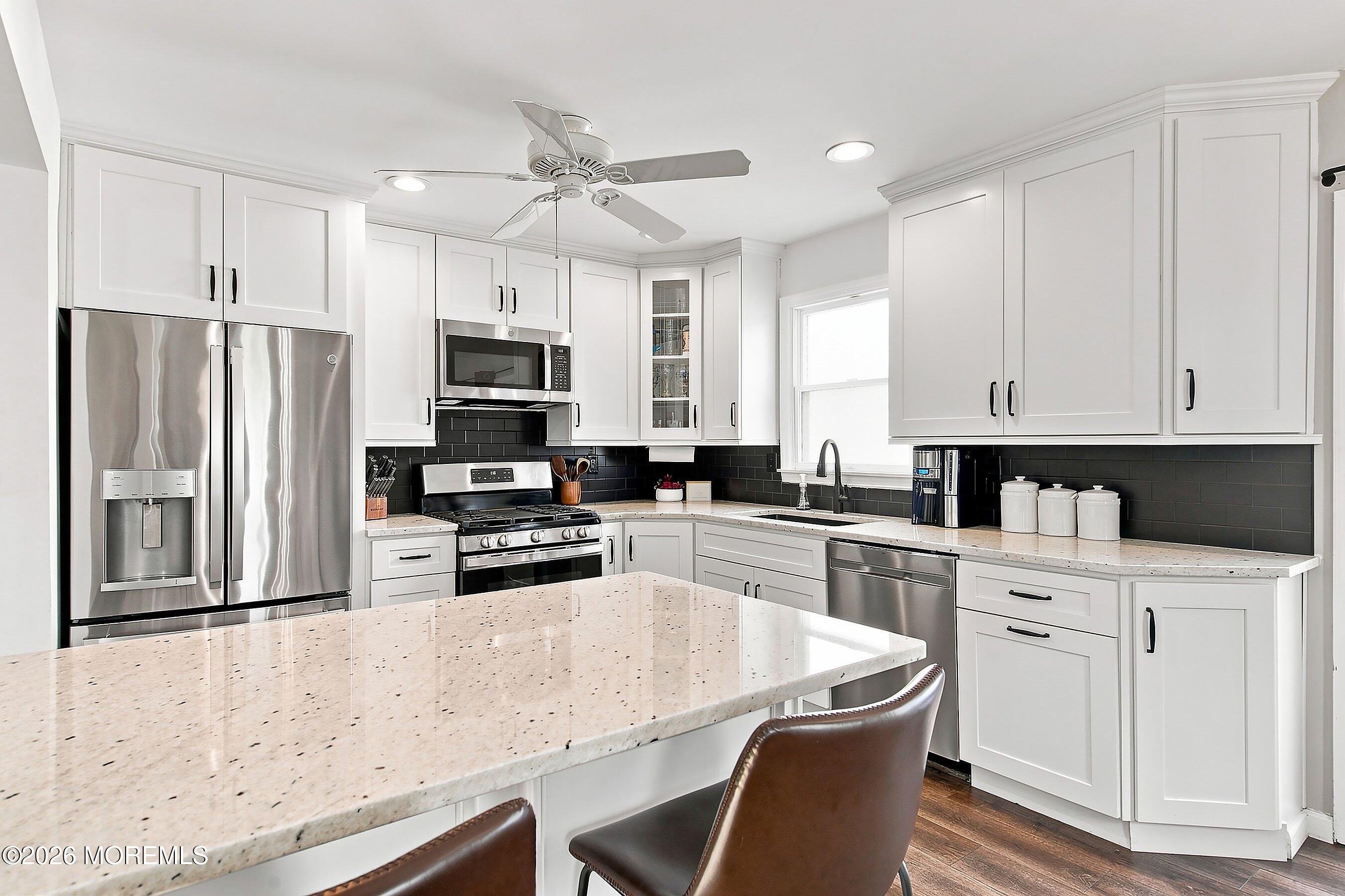 28 Harbor View Ln, Toms River, NJ 08753