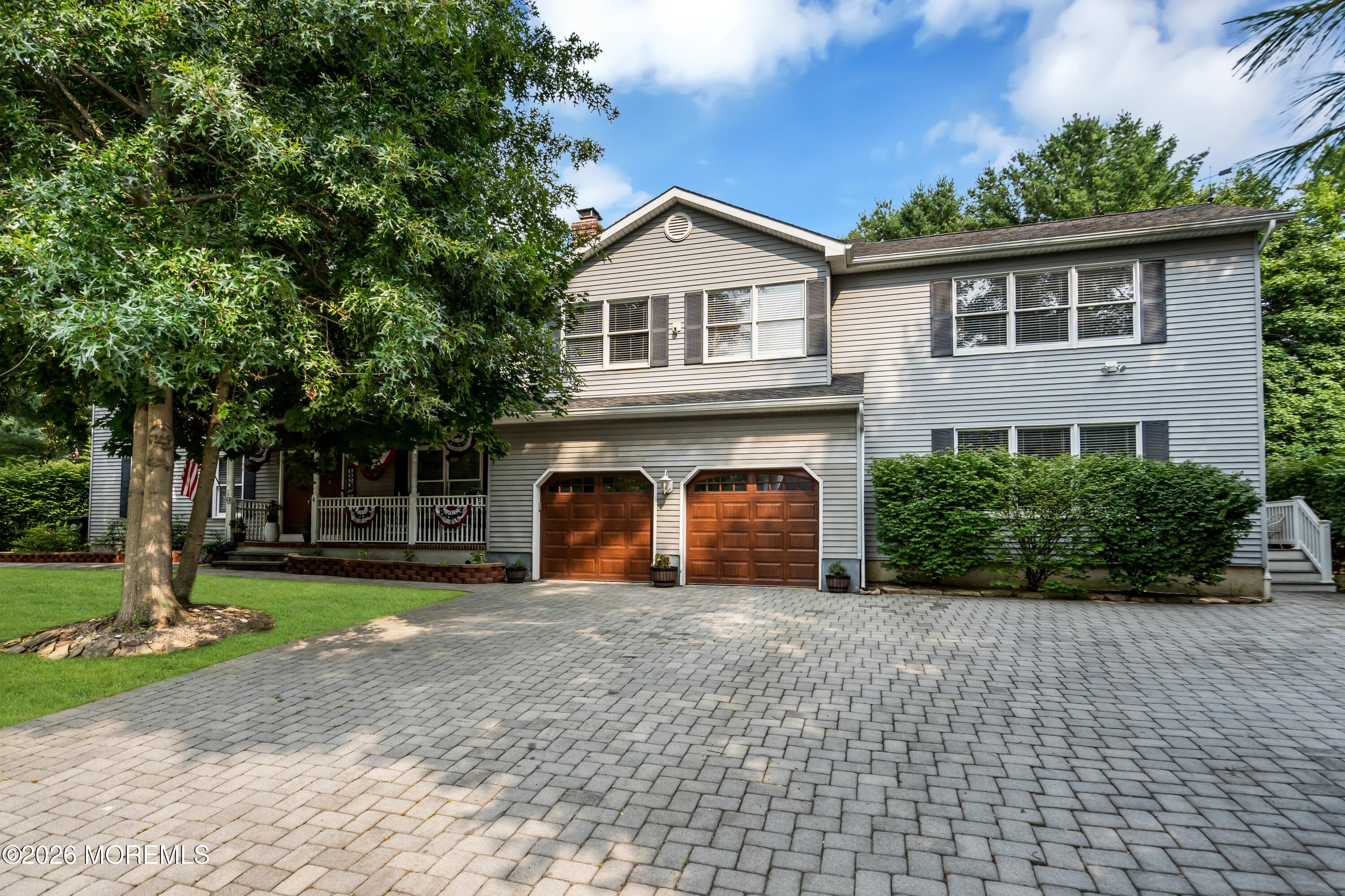 4 Crestview Ct, Farmingdale, NJ 07727