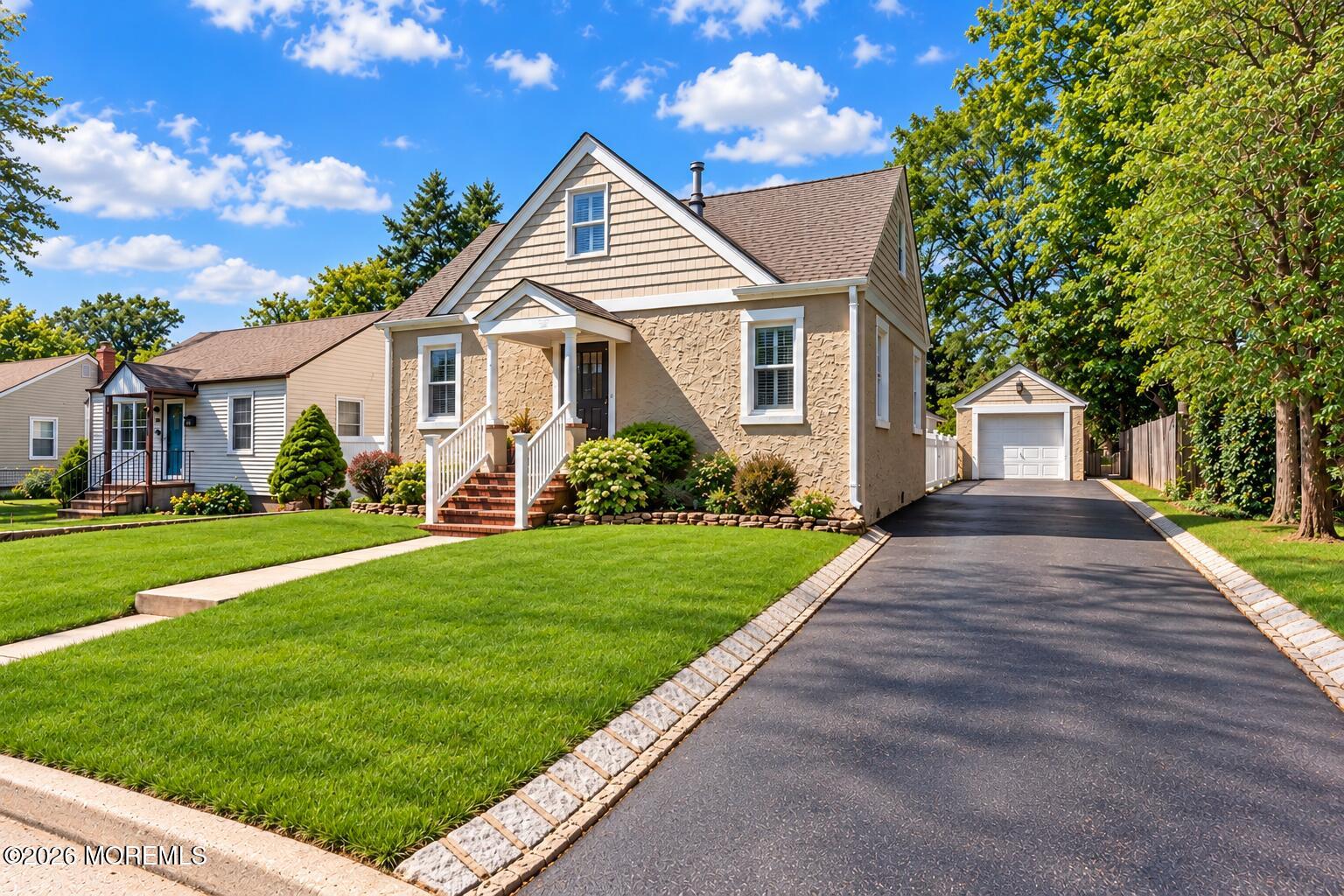 542 Clinton Ave, Belford, NJ 07718
