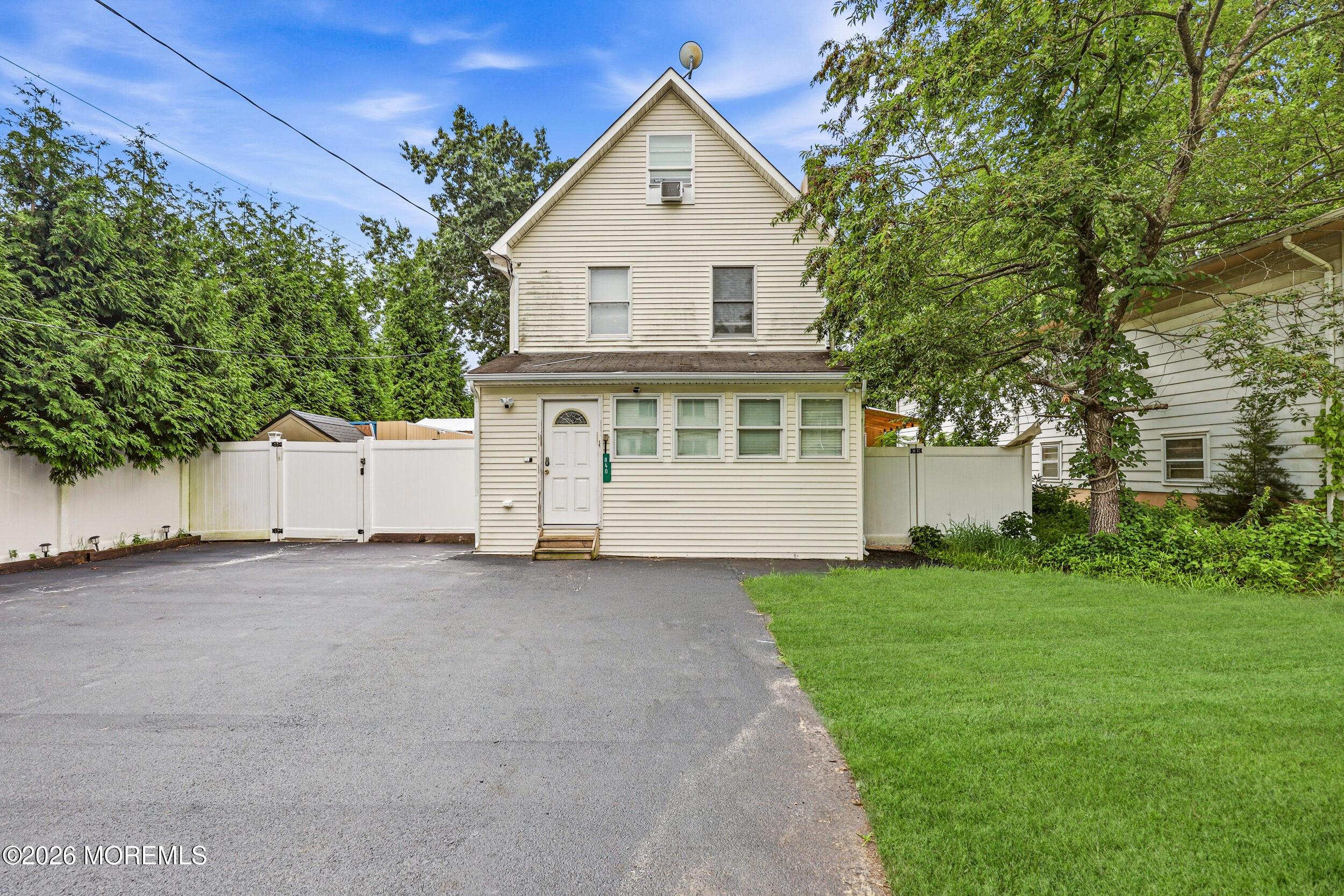840 Woodland Dr, Lakewood, NJ 08701