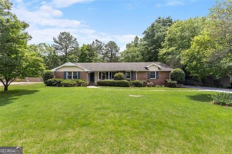 Single Family Residence in Dunwoody GA 2785 FONTAINEBLEAU Dr.jpg