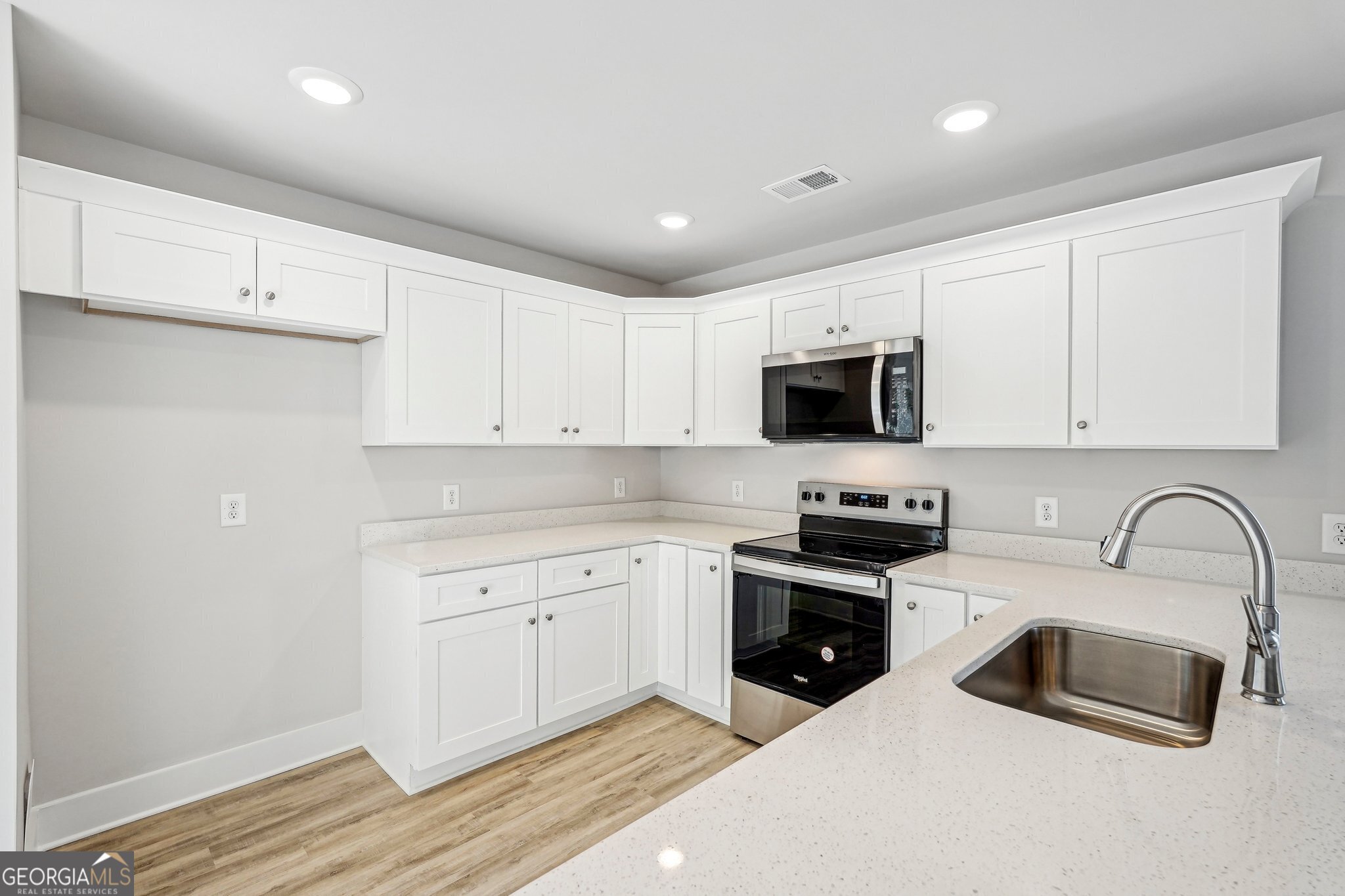 Single Family Residence in Gainesville GA 6510 Crystal Cove Trail 8.jpg