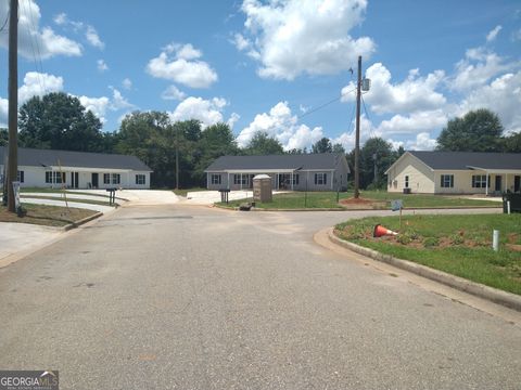 Triplex in Fort Valley GA 116 Ronald Pride Boulevard 3.jpg