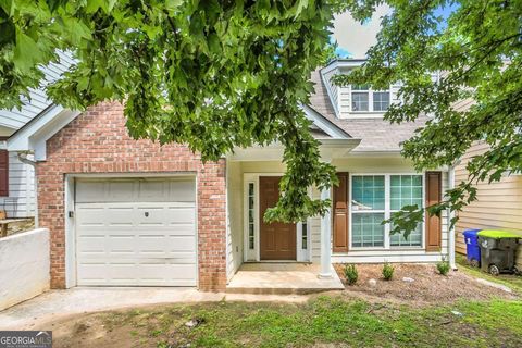 Single Family Residence in Union City GA 4611 Ravenwood Loop.jpg