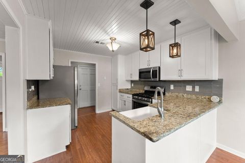 Single Family Residence in Roswell GA 215 Truehedge Trace 10.jpg