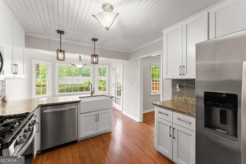 Single Family Residence in Roswell GA 215 Truehedge Trace 12.jpg