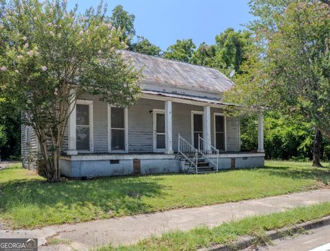 Single Family Residence in Tennille GA 110 S 4th Street.jpg