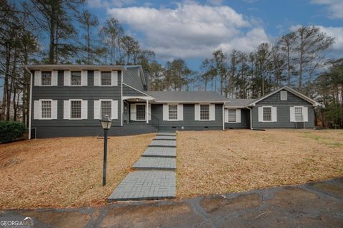 Single Family Residence in College Park GA 4995 Greentree Trail.jpg