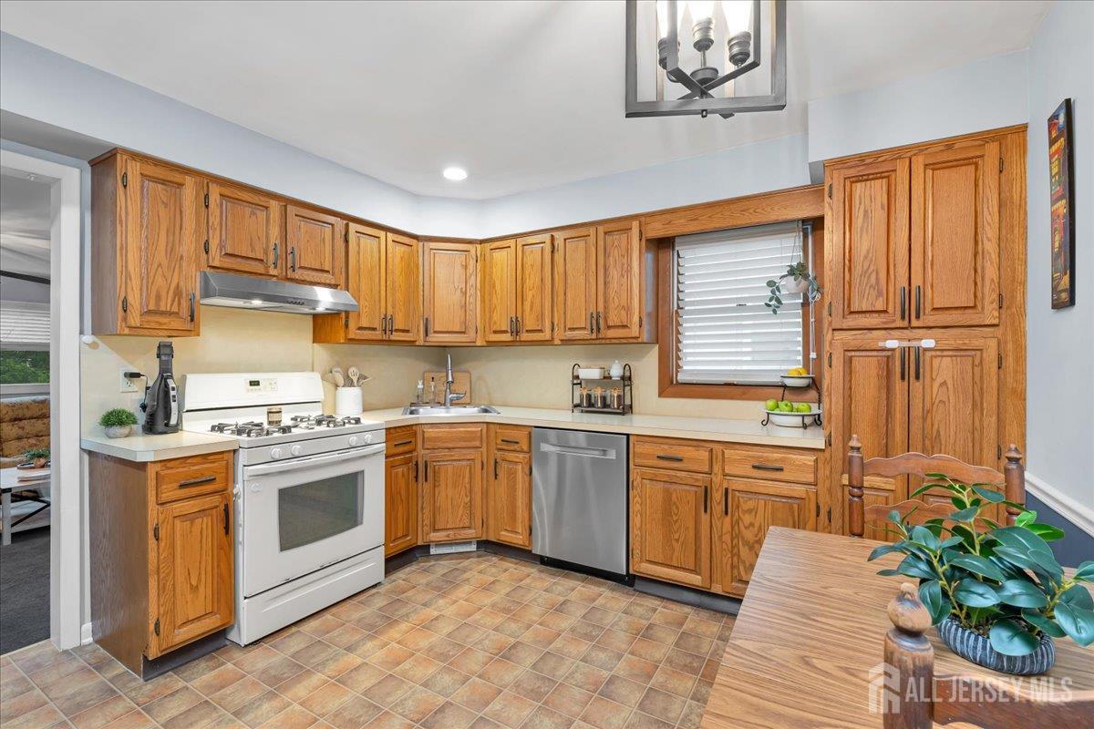 16 Hawthorne Ave, Colonia, NJ 07067 photo