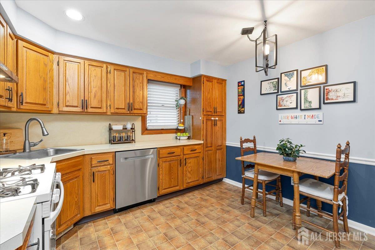16 Hawthorne Ave, Colonia, NJ 07067 photo