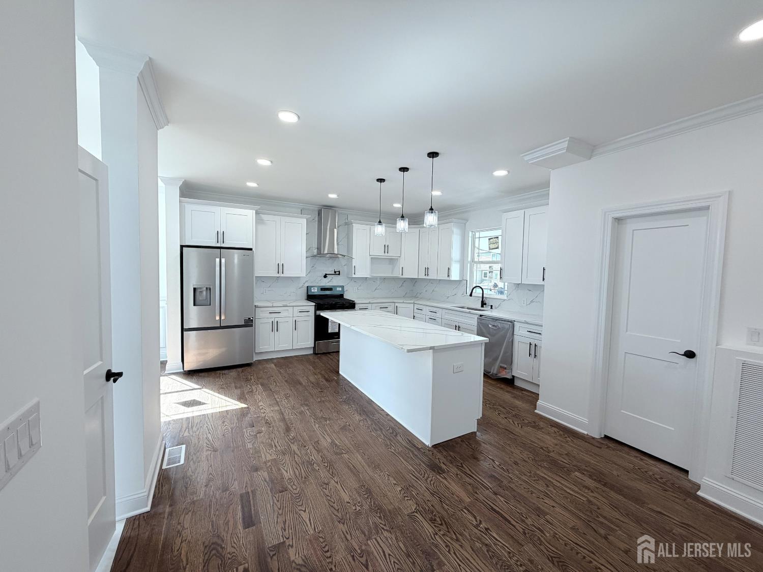 28 S Mckinley Ave, Iselin, NJ 08830 photo