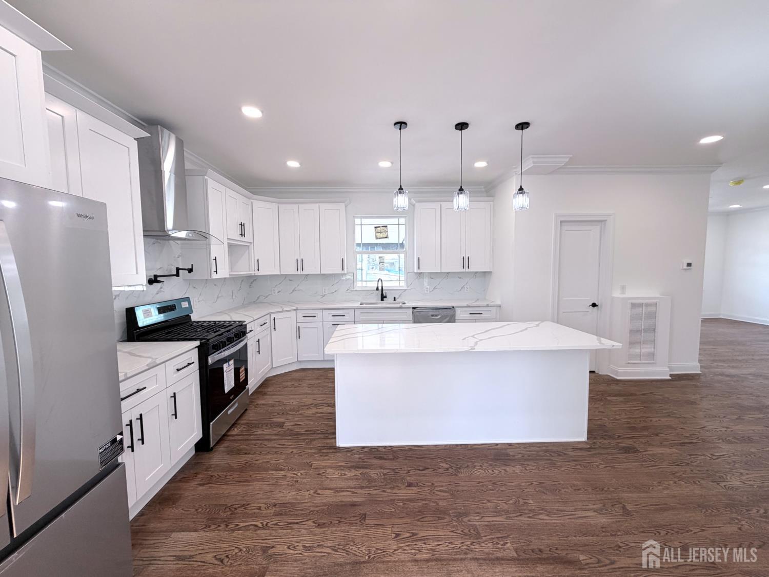28 S Mckinley Ave, Iselin, NJ 08830 photo